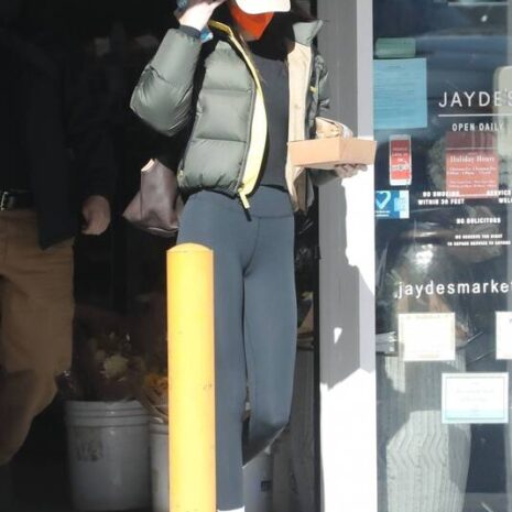 Kendall-Jenner-Olive-Puffer-Jacket.jpg Kendall-Jenner-Olive-Puffer-Jacket.jpg